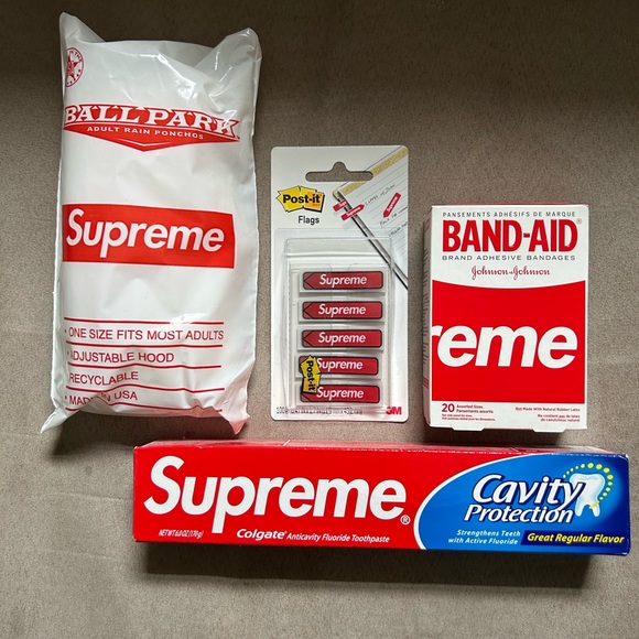 Supreme vol. 2 book brand new with accessories - Picture 6 of 7